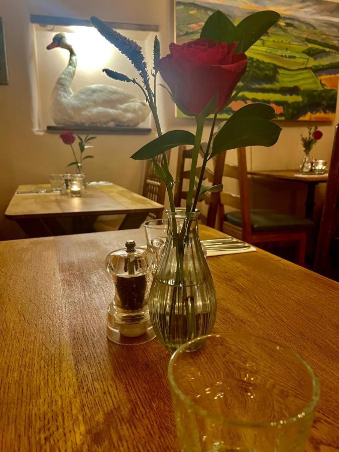 The Swan Inn Swinbrook 버포드 외부 사진