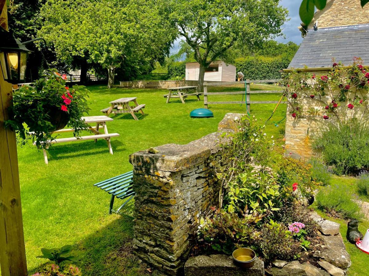 The Swan Inn Swinbrook 버포드 외부 사진