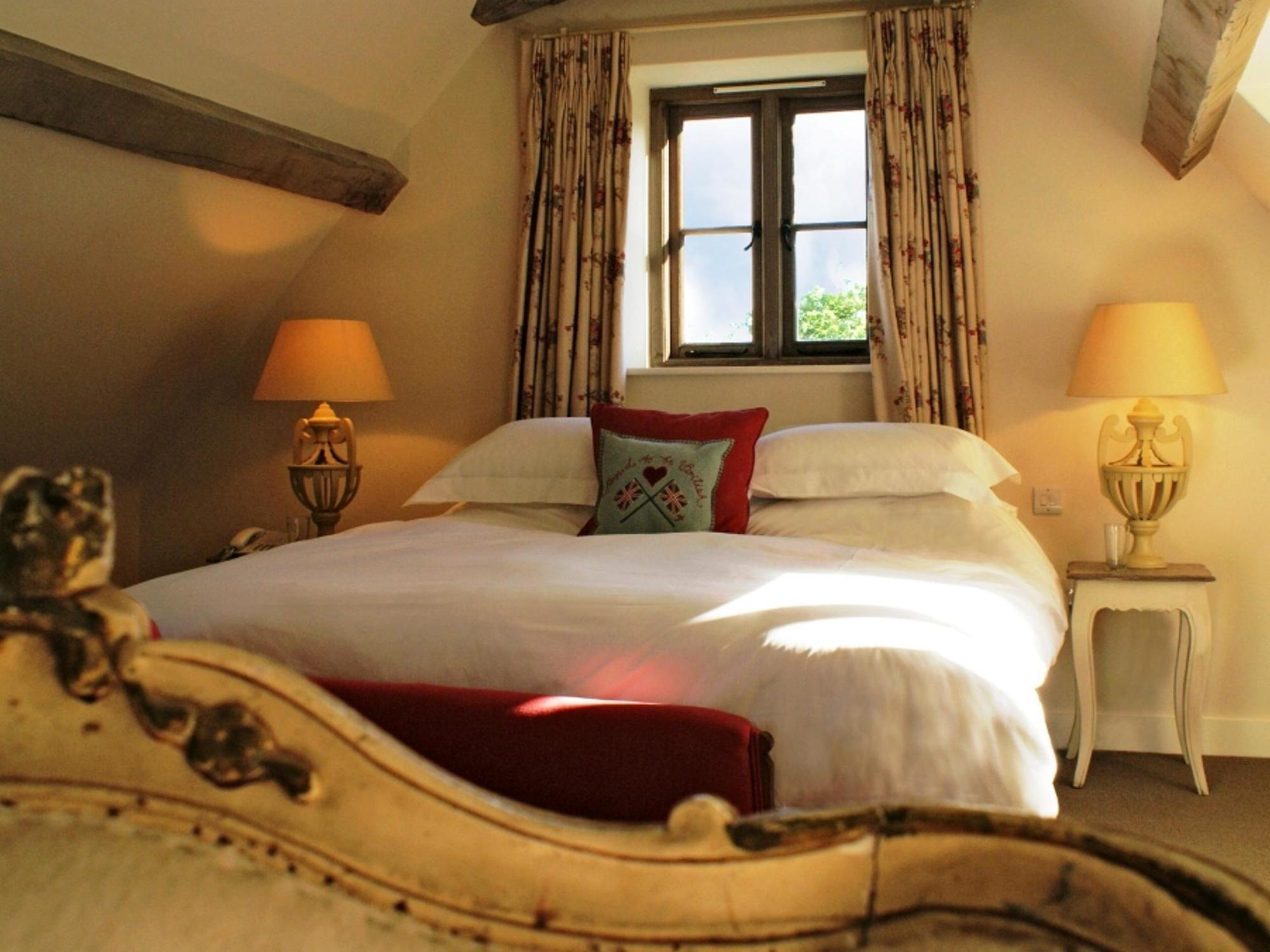 The Swan Inn Swinbrook 버포드 외부 사진