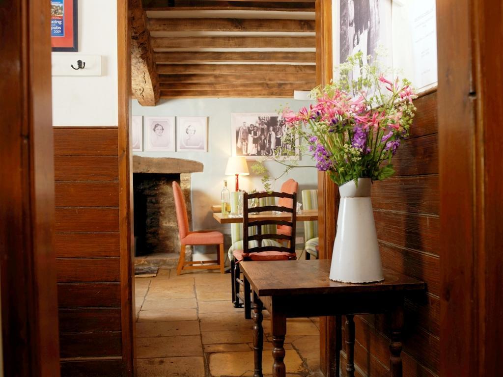 The Swan Inn Swinbrook 버포드 외부 사진