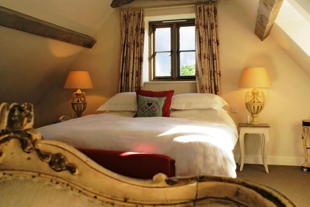 The Swan Inn Swinbrook 버포드 외부 사진