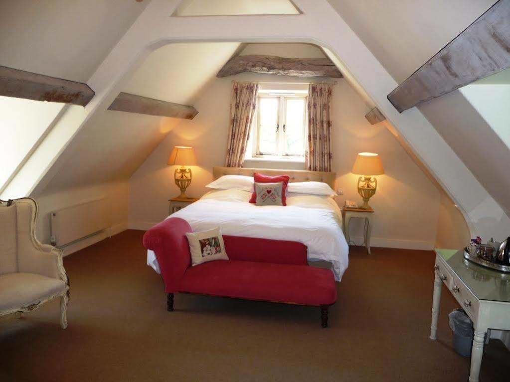 The Swan Inn Swinbrook 버포드 외부 사진